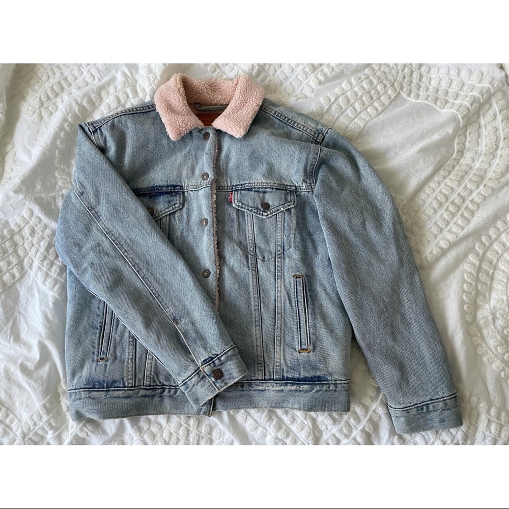 🎀Levi’s Trucker Denim Jacket W/ Pink Sherpa🎀